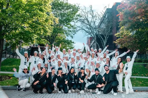 Turma do OTB reunida ao ar livre, de braços erguidos, ao fim da imersão em Boston.