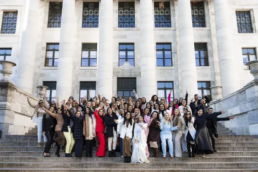 Turma completa do OTB posando na escadaria do prédio onde a imersão aconteceu.